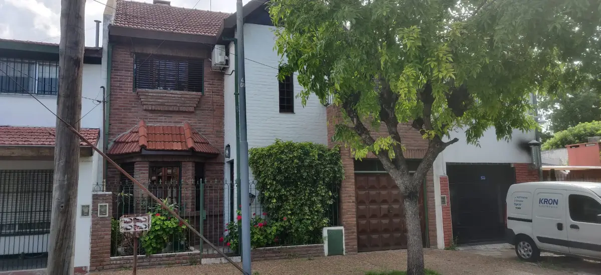 Chalet en dos plantas – Casa en venta en Hurlingham