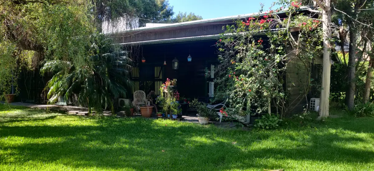 Hermoso Chalet sobre amplio lote – Casa en venta en Ituzaingó