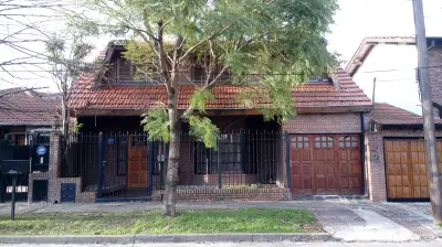 Chalet en dos plantas en excelente zona – Casa en venta en Hurlingham