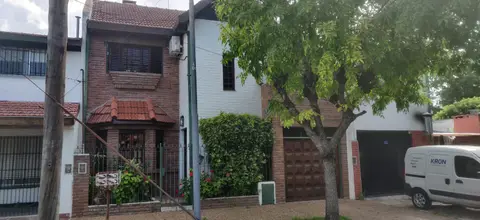 Chalet en dos plantas – Casa en venta en Hurlingham