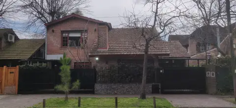 Chalet en dos plantas – Casa en venta en Hurlingham