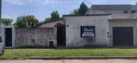Casa a refaccionar sobre amplio lote – Casa en venta en William C. Morris
