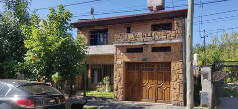 Chalet en dos plantas – Casa en venta en Hurlingham