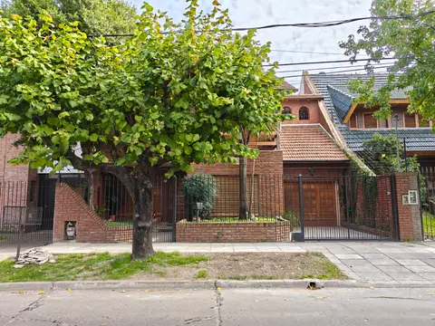 Chalet en dos plantas en zona residencial, Hurlingham: foto 1 de la galería