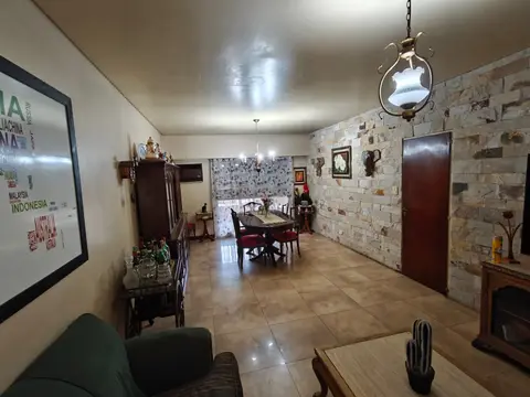 Chalet en dos plantas en zona residencial, Hurlingham: foto 2 de la galería