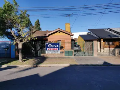 Excelente chalet con departamento al fondo – Casa en venta en Villa Tesei