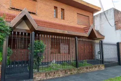 Chalet en dos plantas, Hurlingham: foto 2 de la galería