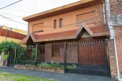 Chalet en dos plantas, Hurlingham: foto 3 de la galería